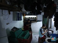 Intip Kesibukan Pabrik Sepatu Rumahan Jakarta di Tangan Generasi Kedua