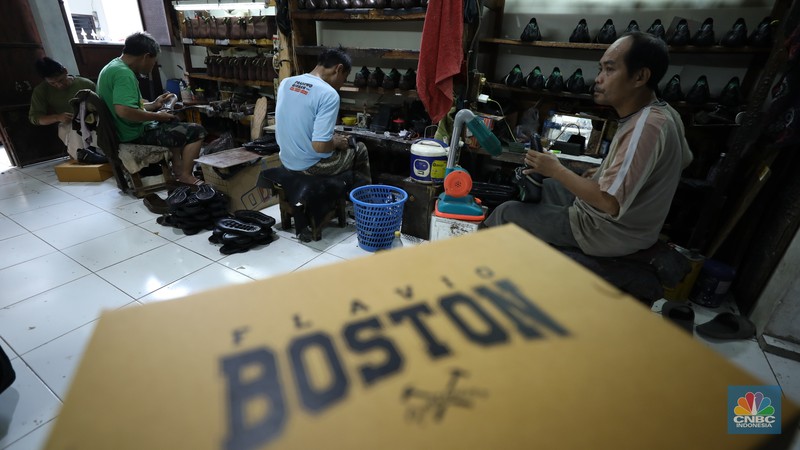 Pekerja menyelesaikan pembuatan pola alas kaki sepatu kulit di workshop Flavio Boston di kawasan Jakarta, Rabu (19/6/2024). Pekerja menyelesaikan pembuatan pola alas kaki sepatu kulit di workshop Flavio Boston di kawasan Jakarta, Rabu (19/6/2024). (CNBC Indonesia/Tri Susilo)