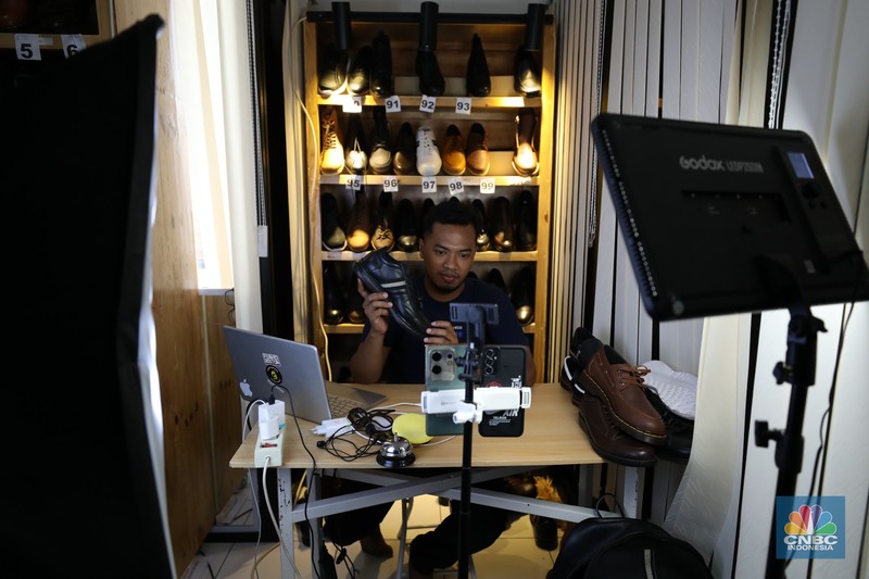 Pekerja menyelesaikan pembuatan pola alas kaki sepatu kulit di workshop Flavio Boston di kawasan Jakarta, Rabu (19/6/2024). Pekerja menyelesaikan pembuatan pola alas kaki sepatu kulit di workshop Flavio Boston di kawasan Jakarta, Rabu (19/6/2024). (CNBC Indonesia/Tri Susilo)