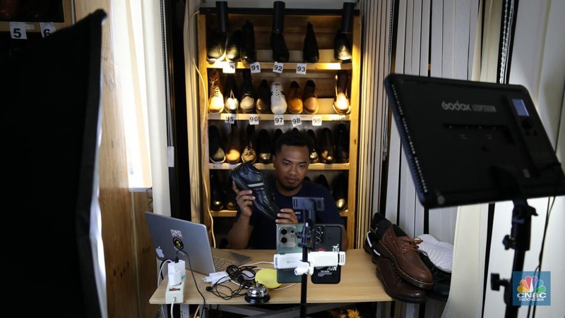 Pekerja menyelesaikan pembuatan pola alas kaki sepatu kulit di workshop Flavio Boston di kawasan Jakarta, Rabu (19/6/2024). (CNBC Indonesia/Tri Susilo)