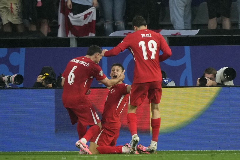 Pemain Tim Nasional (Timnas) Turki, Arda Guler saat melawan Georgia pada babak Grup F PIala Eropa 2024 di BVB Dortmund Stadion, Selasa (18/6/2024). (AP Photo/Andreea Alexandru) Pemain Tim Nasional (Timnas) Turki, Arda Guler saat melawan Georgia pada babak Grup F PIala Eropa 2024 di BVB Dortmund Stadion, Selasa (18/6/2024). (AP Photo/Andreea Alexandru)