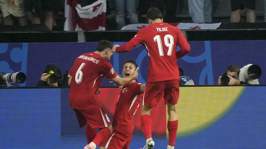 Pemain Tim Nasional (Timnas) Turki, Arda Guler saat melawan Georgia pada babak Grup F PIala Eropa 2024 di BVB Dortmund Stadion, Selasa (18/6/2024).  (AP Photo/Andreea Alexandru)