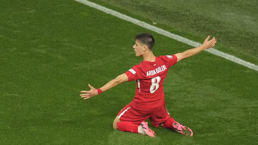 Pemain Tim Nasional (Timnas) Turki, Arda Guler saat melawan Georgia pada babak Grup F PIala Eropa 2024 di BVB Dortmund Stadion, Selasa (18/6/2024).  (AP Photo/Andreea Alexandru)