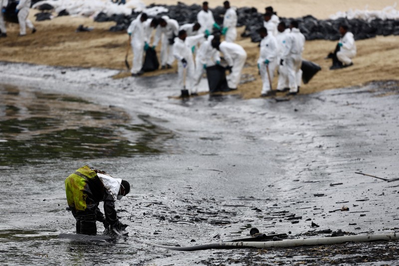 Pembersihan tumpahan minyak di Pantai Tanjong, Sentosa, Singapura, Selasa (18/6/2024). (REUTERS/Edgar Su) Pembersihan tumpahan minyak di Pantai Tanjong, Sentosa, Singapura, Selasa (18/6/2024). (REUTERS/Edgar Su)