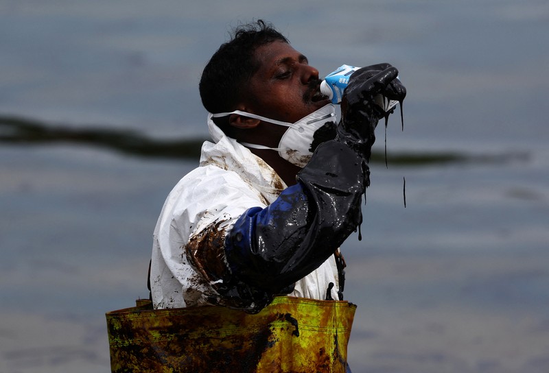Pembersihan tumpahan minyak di Pantai Tanjong, Sentosa, Singapura, Selasa (18/6/2024). (REUTERS/Edgar Su) Pembersihan tumpahan minyak di Pantai Tanjong, Sentosa, Singapura, Selasa (18/6/2024). (REUTERS/Edgar Su)