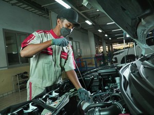 Kisaran Biaya Ganti Oli Mobil 2024 di Bengkel dan Sendiri