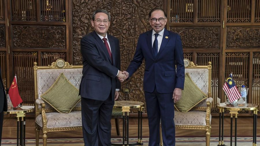 Perdana Menteri China Li Qiang, (kiri) berjabat tangan dengan Perdana Menteri Malaysia Anwar Ibrahim sebelum pertemuan mereka di Putrajaya, Malaysia, Rabu, 19 Juni 2024. (Malaysia's Department of Information via AP)