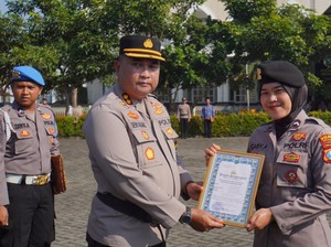Prestasi Karate Bripda Gaby Diganjar Penghargaan dari Kapolresta Sidoarjo