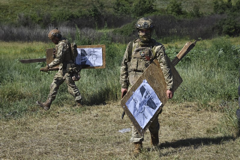 Seorang prajurit Ukraina dari brigade ke-141 berlatih menembak sasaran yang menggambarkan presiden Rusia Putin di garis depan di wilayah Zaporizhzhia, Ukraina, Selasa, 18 Juni 2024. Seorang prajurit Ukraina dari brigade ke-141 berlatih menembak sasaran yang menggambarkan presiden Rusia Putin di garis depan di wilayah Zaporizhzhia, Ukraina, Selasa, 18 Juni 2024. (AP Photo/Andriy Andriyenko)