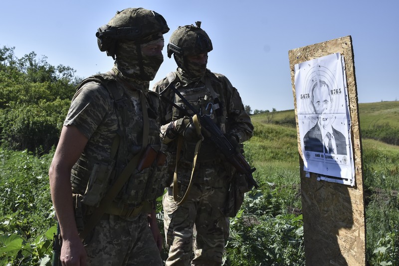 Seorang prajurit Ukraina dari brigade ke-141 berlatih menembak sasaran yang menggambarkan presiden Rusia Putin di garis depan di wilayah Zaporizhzhia, Ukraina, Selasa, 18 Juni 2024. Seorang prajurit Ukraina dari brigade ke-141 berlatih menembak sasaran yang menggambarkan presiden Rusia Putin di garis depan di wilayah Zaporizhzhia, Ukraina, Selasa, 18 Juni 2024. (AP Photo/Andriy Andriyenko)