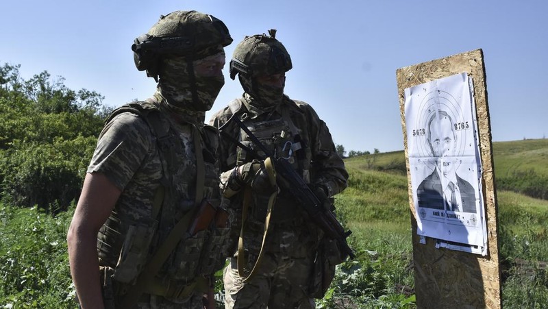 Seorang prajurit Ukraina dari brigade ke-141 berlatih menembak sasaran yang menggambarkan presiden Rusia Putin di garis depan di wilayah Zaporizhzhia, Ukraina, Selasa, 18 Juni 2024. (AP Photo/Andriy Andriyenko)