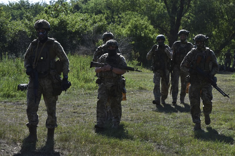 Seorang prajurit Ukraina dari brigade ke-141 berlatih menembak sasaran yang menggambarkan presiden Rusia Putin di garis depan di wilayah Zaporizhzhia, Ukraina, Selasa, 18 Juni 2024. (AP Photo/Andriy Andriyenko)