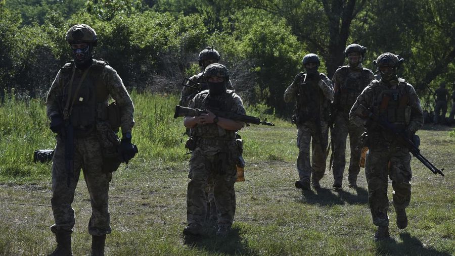Seorang prajurit Ukraina dari brigade ke-141 berlatih menembak sasaran yang menggambarkan presiden Rusia Putin di garis depan di wilayah Zaporizhzhia, Ukraina, Selasa, 18 Juni 2024. (AP Photo/Andriy Andriyenko)