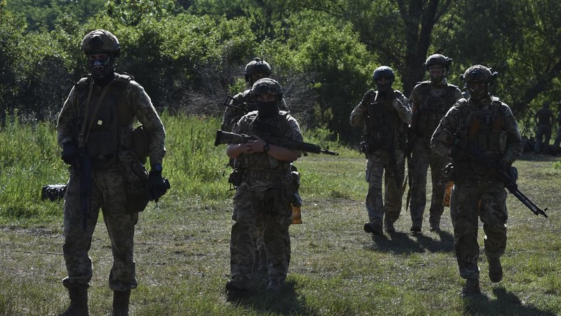 Seorang prajurit Ukraina dari brigade ke-141 berlatih menembak sasaran yang menggambarkan presiden Rusia Putin di garis depan di wilayah Zaporizhzhia, Ukraina, Selasa, 18 Juni 2024. (AP Photo/Andriy Andriyenko)