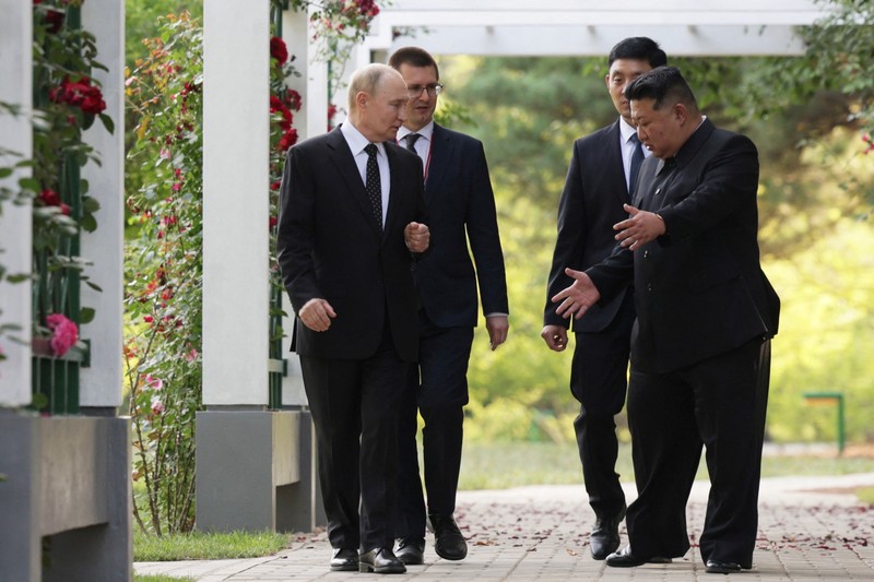 Presiden Rusia Vladimir Putin dan pemimpin Korea Utara Kim Jong Un mengendarai mobil Aurus di Pyongyang, Korea Utara 19 Juni 2024. (Sputnik/Gavriil Grigorov/Pool via REUTERS)