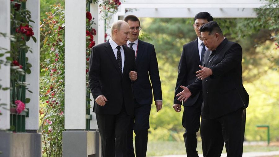 Presiden Rusia Vladimir Putin dan pemimpin Korea Utara Kim Jong Un mengendarai mobil Aurus di Pyongyang, Korea Utara 19 Juni 2024. (Sputnik/Gavriil Grigorov/Pool via REUTERS)