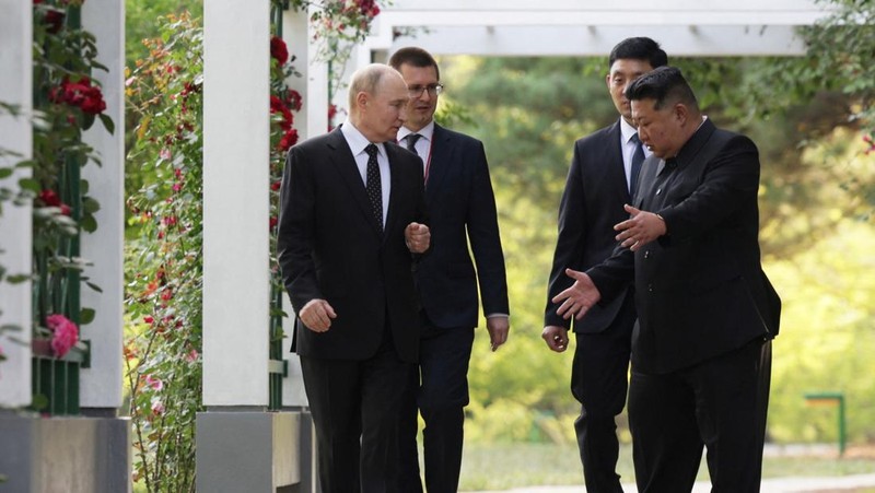 Presiden Rusia Vladimir Putin dan pemimpin Korea Utara Kim Jong Un mengendarai mobil Aurus di Pyongyang, Korea Utara 19 Juni 2024. (Sputnik/Gavriil Grigorov/Pool via REUTERS)