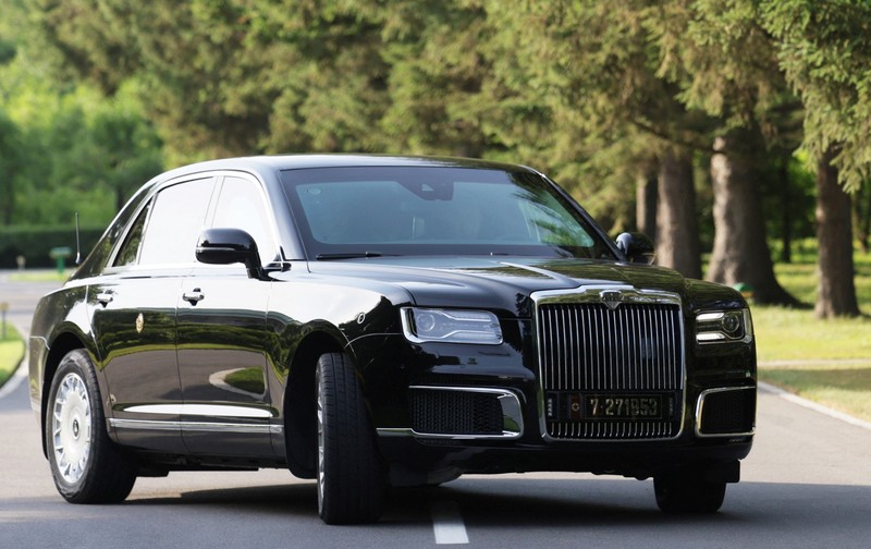 Presiden Rusia Vladimir Putin dan pemimpin Korea Utara Kim Jong Un mengendarai mobil Aurus di Pyongyang, Korea Utara 19 Juni 2024. (Sputnik/Gavriil Grigorov/Pool via REUTERS)