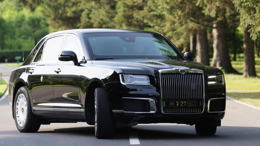 Presiden Rusia Vladimir Putin dan pemimpin Korea Utara Kim Jong Un mengendarai mobil Aurus di Pyongyang, Korea Utara 19 Juni 2024. (Sputnik/Gavriil Grigorov/Pool via REUTERS)
