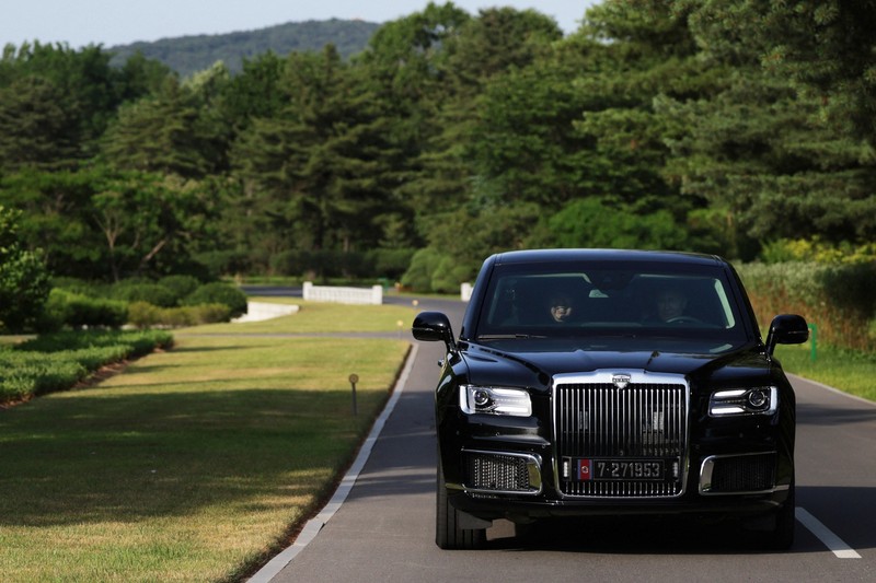 Presiden Rusia Vladimir Putin dan pemimpin Korea Utara Kim Jong Un mengendarai mobil Aurus di Pyongyang, Korea Utara 19 Juni 2024. (Sputnik/Gavriil Grigorov/Pool via REUTERS)