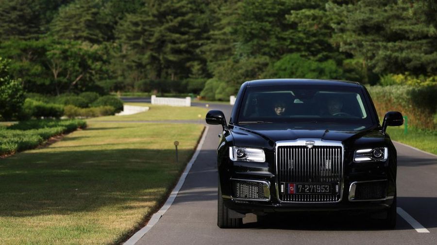 Presiden Rusia Vladimir Putin dan pemimpin Korea Utara Kim Jong Un mengendarai mobil Aurus di Pyongyang, Korea Utara 19 Juni 2024. (Sputnik/Gavriil Grigorov/Pool via REUTERS)