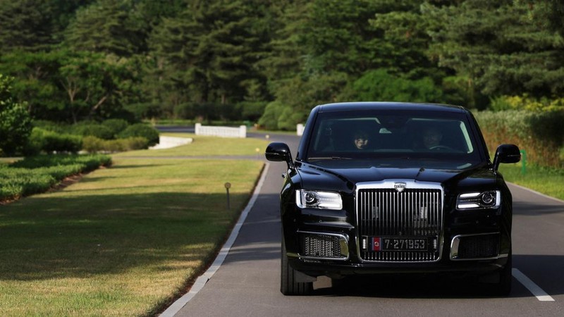 Presiden Rusia Vladimir Putin dan pemimpin Korea Utara Kim Jong Un mengendarai mobil Aurus di Pyongyang, Korea Utara 19 Juni 2024. (Sputnik/Gavriil Grigorov/Pool via REUTERS)