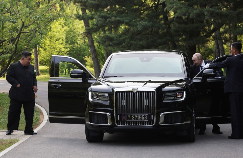 Presiden Rusia Vladimir Putin dan pemimpin Korea Utara Kim Jong Un mengendarai mobil Aurus di Pyongyang, Korea Utara 19 Juni 2024. (Sputnik/Gavriil Grigorov/Pool via REUTERS)