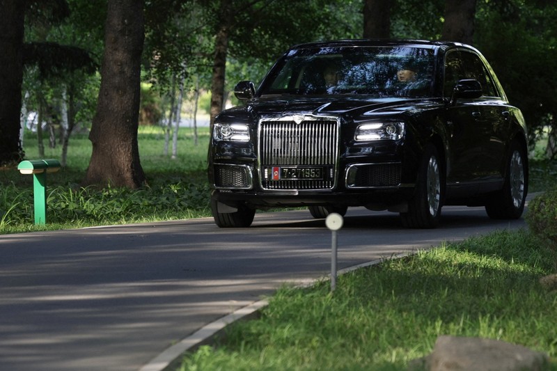 Presiden Rusia Vladimir Putin dan pemimpin Korea Utara Kim Jong Un mengendarai mobil Aurus di Pyongyang, Korea Utara 19 Juni 2024. (Sputnik/Gavriil Grigorov/Pool via REUTERS)