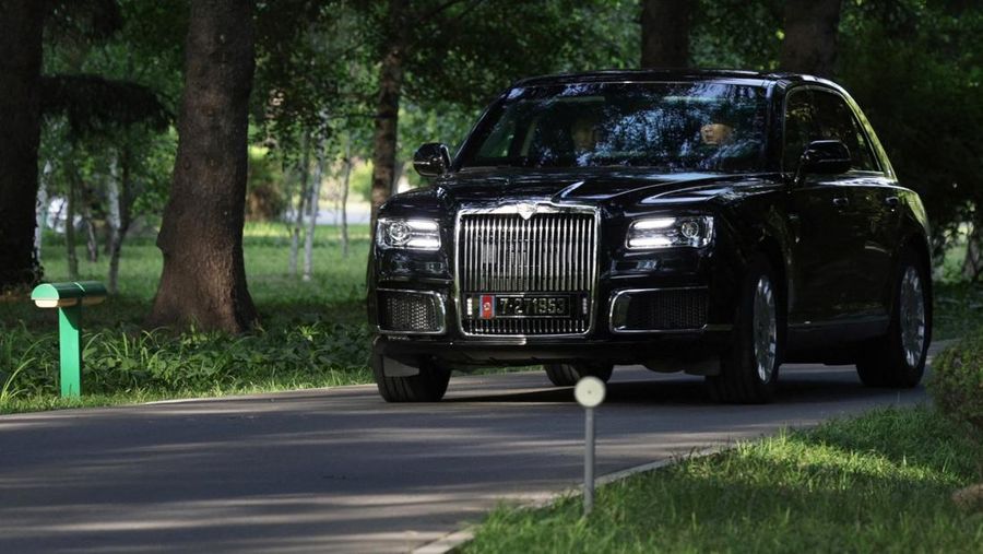 Presiden Rusia Vladimir Putin dan pemimpin Korea Utara Kim Jong Un mengendarai mobil Aurus di Pyongyang, Korea Utara 19 Juni 2024. (Sputnik/Gavriil Grigorov/Pool via REUTERS)