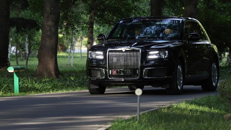 Presiden Rusia Vladimir Putin dan pemimpin Korea Utara Kim Jong Un mengendarai mobil Aurus di Pyongyang, Korea Utara 19 Juni 2024. (Sputnik/Gavriil Grigorov/Pool via REUTERS)