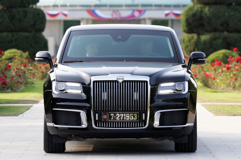 Presiden Rusia Vladimir Putin dan pemimpin Korea Utara Kim Jong Un mengendarai mobil Aurus di Pyongyang, Korea Utara 19 Juni 2024. (Sputnik/Gavriil Grigorov/Pool via REUTERS)