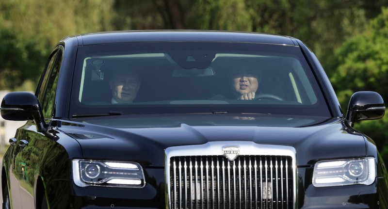 Presiden Rusia Vladimir Putin dan pemimpin Korea Utara Kim Jong Un mengendarai mobil Aurus di Pyongyang, Korea Utara 19 Juni 2024. (Sputnik/Gavriil Grigorov/Pool via REUTERS)