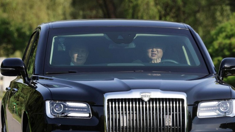 Presiden Rusia Vladimir Putin dan pemimpin Korea Utara Kim Jong Un mengendarai mobil Aurus di Pyongyang, Korea Utara 19 Juni 2024. (Sputnik/Gavriil Grigorov/Pool via REUTERS)