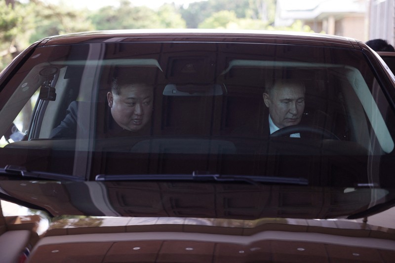 Presiden Rusia Vladimir Putin dan pemimpin Korea Utara Kim Jong Un mengendarai mobil Aurus di Pyongyang, Korea Utara 19 Juni 2024. (Sputnik/Gavriil Grigorov/Pool via REUTERS)