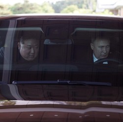 Momen Langka Putin Jadi Sopir Kim Jong Un dalam Kunjungan ke Korut