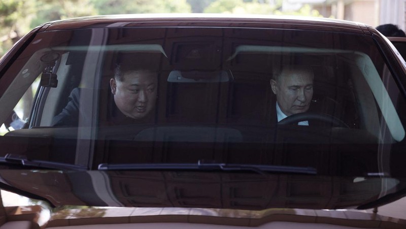 Presiden Rusia Vladimir Putin dan pemimpin Korea Utara Kim Jong Un mengendarai mobil Aurus di Pyongyang, Korea Utara 19 Juni 2024. (Sputnik/Gavriil Grigorov/Pool via REUTERS)