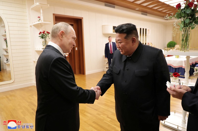 Presiden Rusia Vladimir Putin disambut oleh pemimpin Korea Utara Kim Jong Un setibanya di bandara di Pyongyang, Korea Utara, Selasa (18/6/2024). (KCNA vis REUTERS) Presiden Rusia Vladimir Putin disambut oleh pemimpin Korea Utara Kim Jong Un setibanya di bandara di Pyongyang, Korea Utara, Selasa (18/6/2024). (KCNA vis REUTERS)