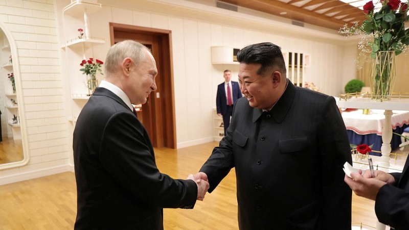 Presiden Rusia Vladimir Putin disambut oleh pemimpin Korea Utara Kim Jong Un setibanya di bandara di Pyongyang, Korea Utara, Selasa (18/6/2024). (KCNA vis REUTERS)