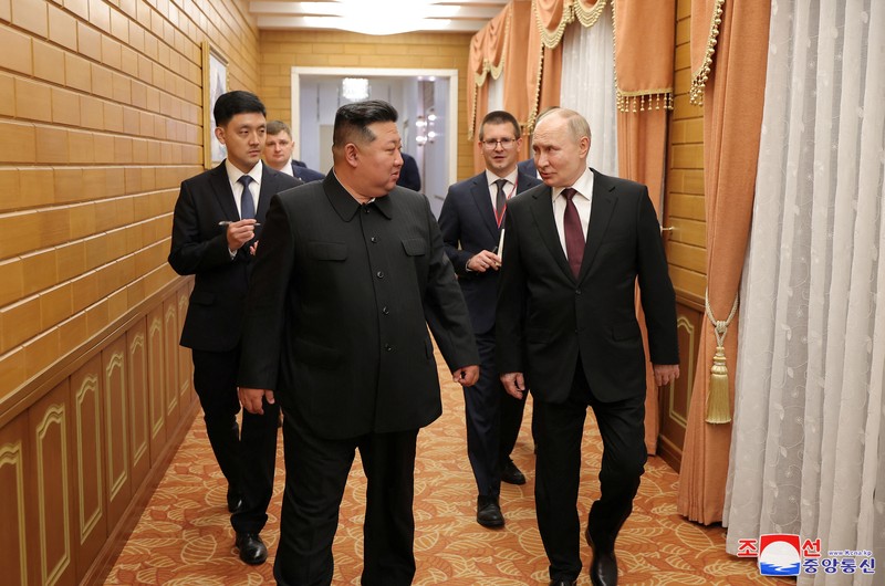 Presiden Rusia Vladimir Putin disambut oleh pemimpin Korea Utara Kim Jong Un setibanya di bandara di Pyongyang, Korea Utara, Selasa (18/6/2024). (KCNA vis REUTERS) Presiden Rusia Vladimir Putin disambut oleh pemimpin Korea Utara Kim Jong Un setibanya di bandara di Pyongyang, Korea Utara, Selasa (18/6/2024). (KCNA vis REUTERS)
