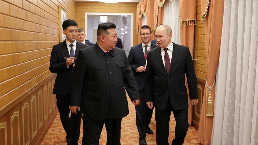 Presiden Rusia Vladimir Putin disambut oleh pemimpin Korea Utara Kim Jong Un setibanya di bandara di Pyongyang, Korea Utara, Selasa (18/6/2024). (KCNA vis REUTERS)