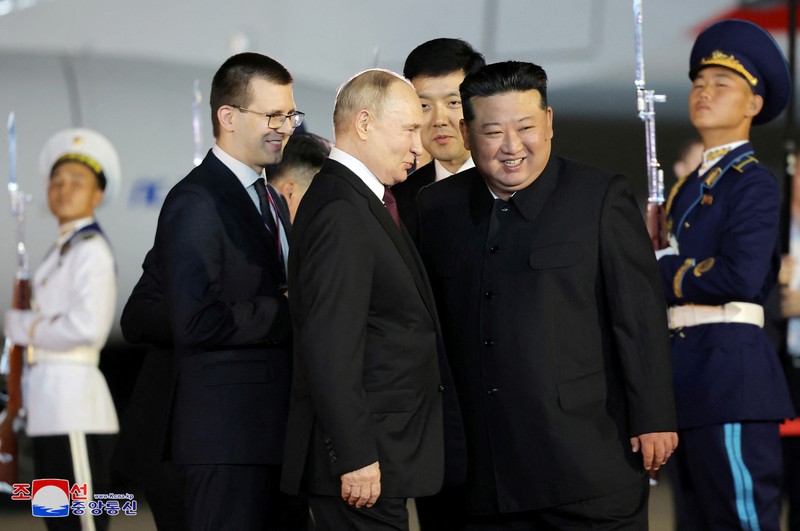 Presiden Rusia Vladimir Putin disambut oleh pemimpin Korea Utara Kim Jong Un setibanya di bandara di Pyongyang, Korea Utara, Selasa (18/6/2024). (KCNA vis REUTERS) Presiden Rusia Vladimir Putin disambut oleh pemimpin Korea Utara Kim Jong Un setibanya di bandara di Pyongyang, Korea Utara, Selasa (18/6/2024). (KCNA vis REUTERS)