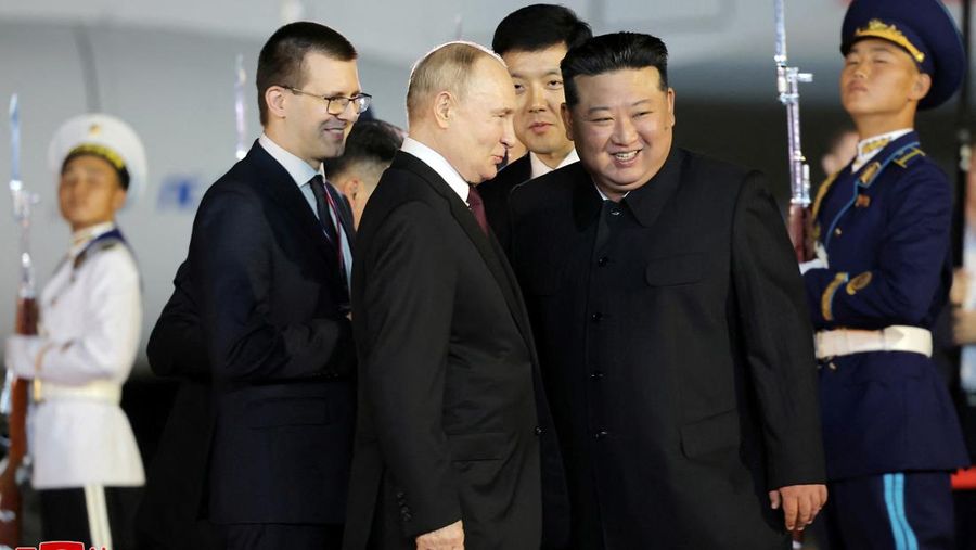 Presiden Rusia Vladimir Putin disambut oleh pemimpin Korea Utara Kim Jong Un setibanya di bandara di Pyongyang, Korea Utara, Selasa (18/6/2024). (KCNA vis REUTERS)