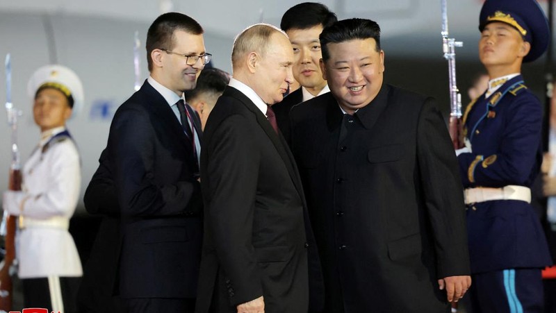 Presiden Rusia Vladimir Putin disambut oleh pemimpin Korea Utara Kim Jong Un setibanya di bandara di Pyongyang, Korea Utara, Selasa (18/6/2024). (KCNA vis REUTERS)