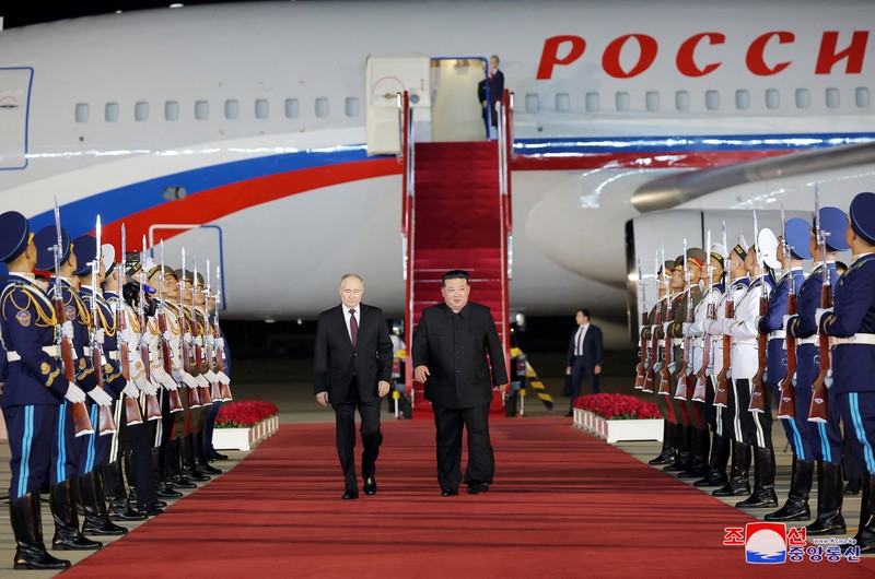 Presiden Rusia Vladimir Putin disambut oleh pemimpin Korea Utara Kim Jong Un setibanya di bandara di Pyongyang, Korea Utara, Selasa (18/6/2024). (KCNA vis REUTERS) Presiden Rusia Vladimir Putin disambut oleh pemimpin Korea Utara Kim Jong Un setibanya di bandara di Pyongyang, Korea Utara, Selasa (18/6/2024). (KCNA vis REUTERS)