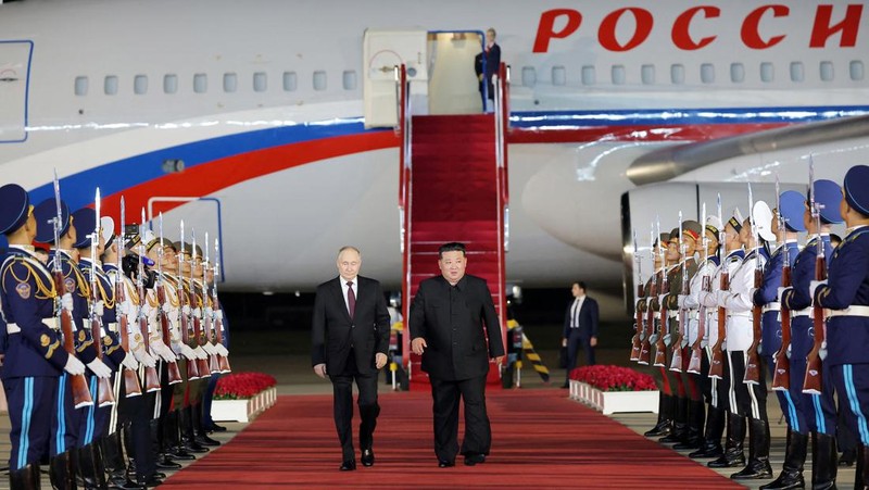 Presiden Rusia Vladimir Putin disambut oleh pemimpin Korea Utara Kim Jong Un setibanya di bandara di Pyongyang, Korea Utara, Selasa (18/6/2024). (KCNA vis REUTERS)