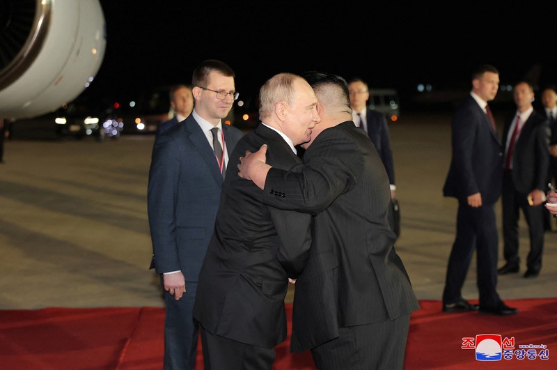 Presiden Rusia Vladimir Putin disambut oleh pemimpin Korea Utara Kim Jong Un setibanya di bandara di Pyongyang, Korea Utara, Selasa (18/6/2024). (KCNA vis REUTERS) Presiden Rusia Vladimir Putin disambut oleh pemimpin Korea Utara Kim Jong Un setibanya di bandara di Pyongyang, Korea Utara, Selasa (18/6/2024). (KCNA vis REUTERS)