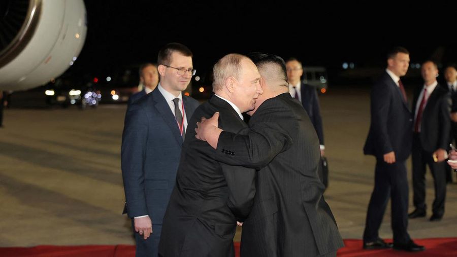 Presiden Rusia Vladimir Putin disambut oleh pemimpin Korea Utara Kim Jong Un setibanya di bandara di Pyongyang, Korea Utara, Selasa (18/6/2024). (KCNA vis REUTERS)