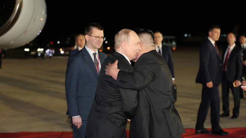 Presiden Rusia Vladimir Putin disambut oleh pemimpin Korea Utara Kim Jong Un setibanya di bandara di Pyongyang, Korea Utara, Selasa (18/6/2024). (KCNA vis REUTERS)