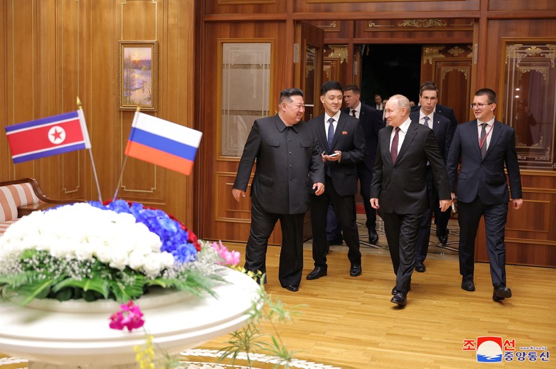 Presiden Rusia Vladimir Putin disambut oleh pemimpin Korea Utara Kim Jong Un setibanya di bandara di Pyongyang, Korea Utara, Selasa (18/6/2024). (KCNA vis REUTERS) Presiden Rusia Vladimir Putin disambut oleh pemimpin Korea Utara Kim Jong Un setibanya di bandara di Pyongyang, Korea Utara, Selasa (18/6/2024). (KCNA vis REUTERS)