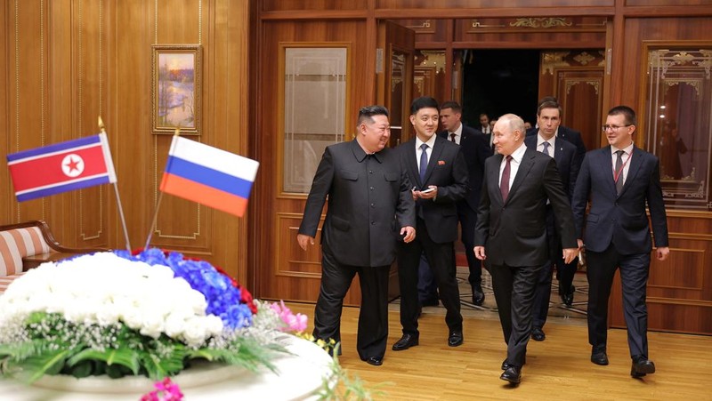 Presiden Rusia Vladimir Putin disambut oleh pemimpin Korea Utara Kim Jong Un setibanya di bandara di Pyongyang, Korea Utara, Selasa (18/6/2024). (KCNA vis REUTERS)